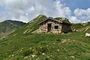41 Bivacco Pedrinelli (2253 m) con vista a dx al Passo di Pubino (2368 m)